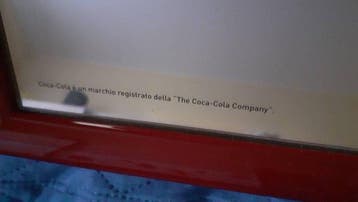 Coca cola - Spiegel- Fles die in het glas schenkt. - Glas -