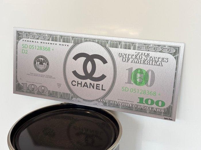 Rob VanMore - The Dollar by Chanel XL, Antiquités & Art, Art | Objets design