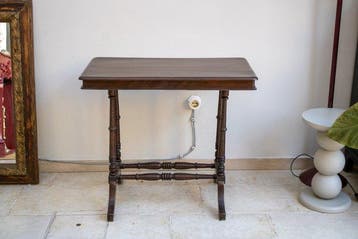 Wandtafel - Gedraaide kolommetjes met gevormde voeten. -
