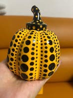 Yayoi Kusama (1929) - sculptuur, Yellow Pumpkin - 9 cm -, Nieuw