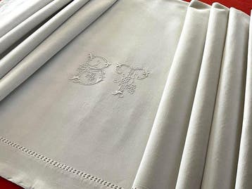 Linge de lit du début du XXe siècle avec les initiales B.T.