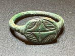 Médiéval, époque des Croisés Bronze Superbe anneau avec une