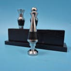 Set aus drei Flaschenverschlüssen mit Halterung – Metall &