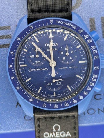 Swatch - MoonSwatch - Mission to Neptune - Sans prix de, Handtassen en Accessoires, Nieuw