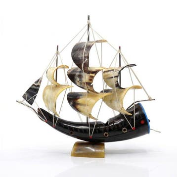 “Luce dall’Oceano: Veliero Scultura in Vero Corno. Un