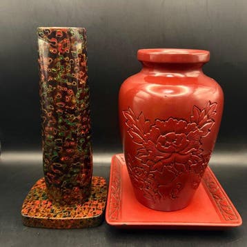 Twee Japanse lakwerkvazen met standaard en schotel – Tsugaru, Antiek en Kunst