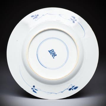 ANTIEKE CHINESE BLAUW-WIT BORD MET BOEDDHISTE LEEUW, Ø24,5, Antiek en Kunst