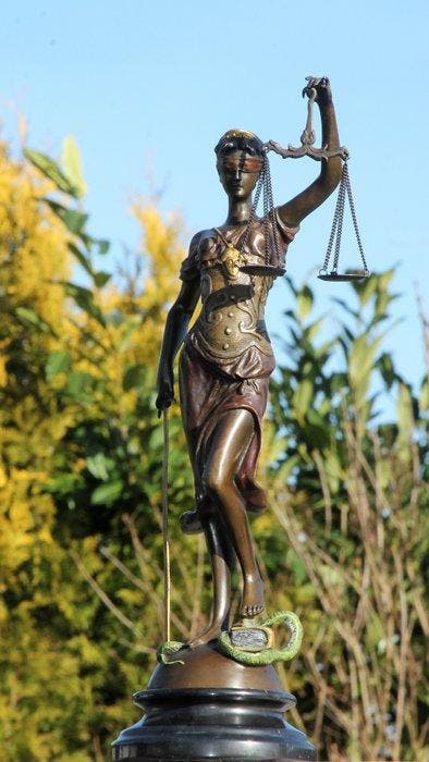 mayer - sculptuur, justitia brons color 40 cm hoog - 40 cm -, Antiek en Kunst, Kunst | Designobjecten