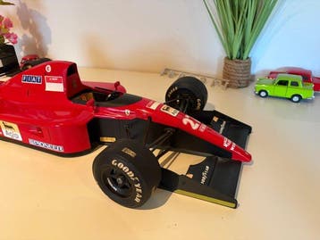 Rosso 1:8 - Modelauto - Ferrari F643 Rosso WRX