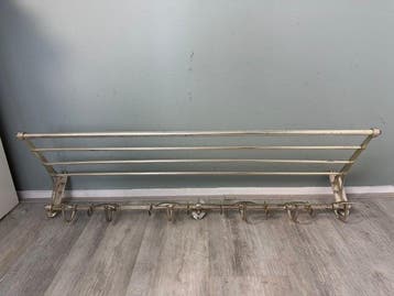 Kapstok - zilverkleurige Art Deco treinkapstok is gemaakt