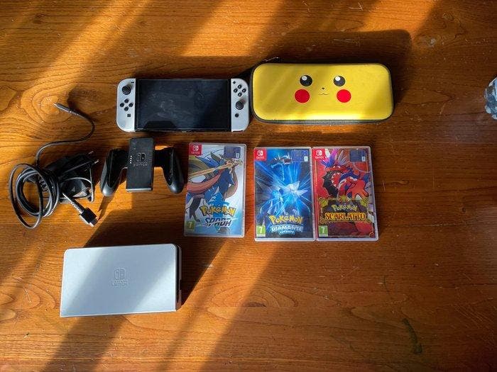 Nintendo - Switch OLED with Pokémon games - Spelcomputer -, Games en Spelcomputers, Spelcomputers | Overige Accessoires