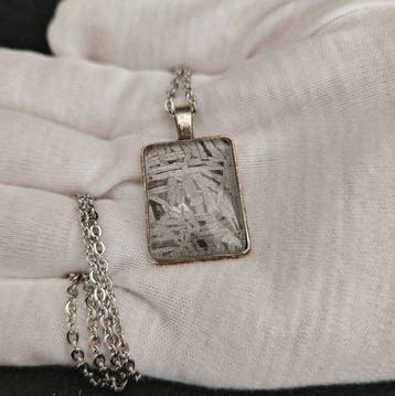 Hanger van staal en meteoriet met een roestvrijstalen