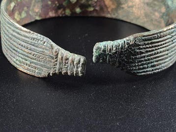 Viking periode Brons Viking armband met rijke ornamentatie