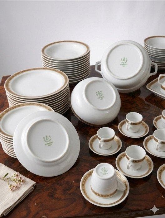 Unknown - hungery - Tafelservies voor 12 (12) - Porselein, Antiek en Kunst, Antiek | Meubels | Tafels