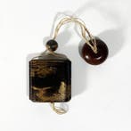 Zwarte lak, gouden maki-e landschap, inro met twee vakken,