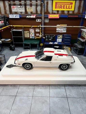Autoart 1:18 - Modelauto - Lotus Europa Special “THE CIRCUIT, Hobby en Vrije tijd, Nieuw