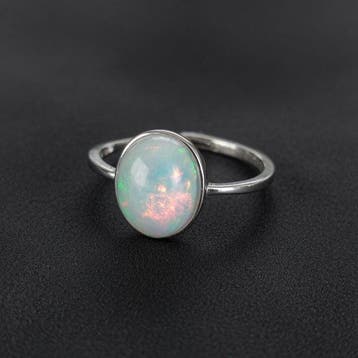 Welo-opaal uit Ethiopië. Prachtige, intense kleuren. Ring, Antiek en Kunst