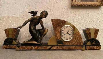 Exclusive Art Deco pendule with Urania statue and side