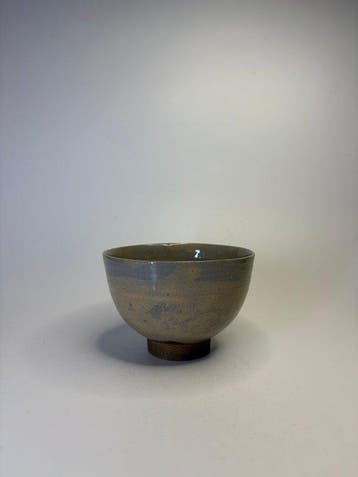 Japanse grijze glazuur-chawan – ash- en celadontoon –