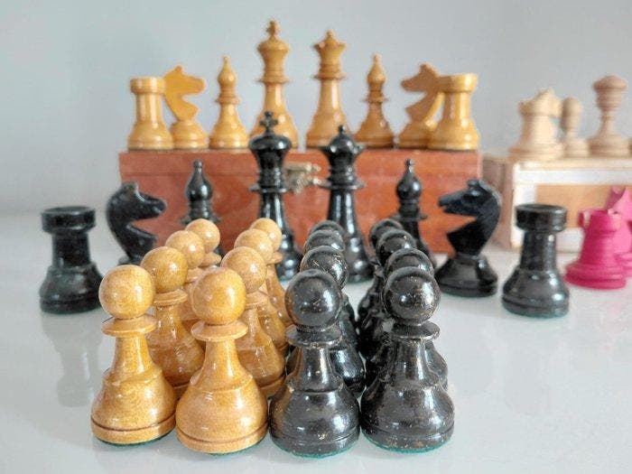 Kolekcjonerskie Szachy Duskie „Knubbel” - Schaakspel - Hout, Antiek en Kunst, Curiosa en Brocante