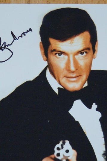 James Bond - Sir Roger Moore († 2017) as 007 in classic Bond, Nieuw