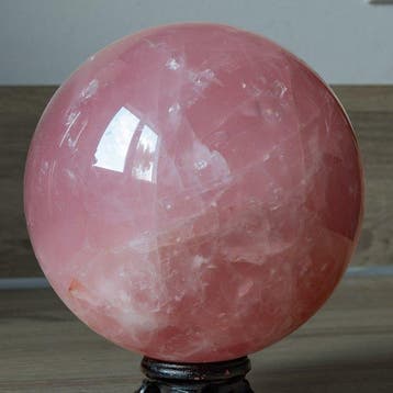 Rozekwarts Fijn gepolijste grote rozenkwartsbol - Hoogte: