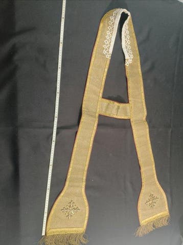 Etole sacerdotale catholique en brocart doré, broderies et