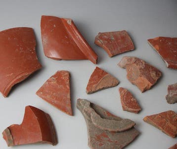 Oud-Romeins terra sigillata Pottenfragmenten met