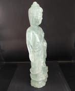 Fluoriet Beeldhouwwerk dat Guanyin afbeeldt. - Hoogte: 30 cm