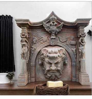 Figuur - Heraldisch fries aan de muur, petrificatie van