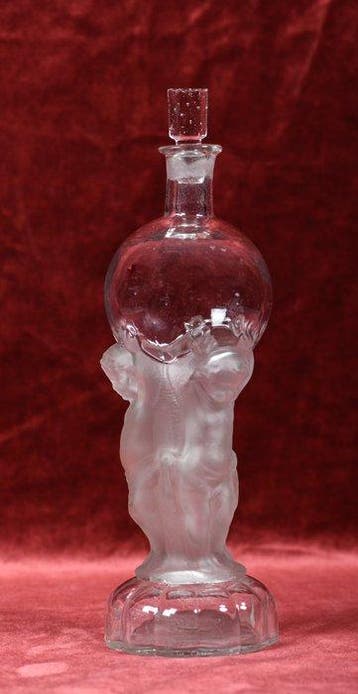 Antieke karaf met putti/engeltjes in satijn glas, Frankrijk,