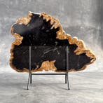 Gros morceau de bois pétrifié sur un support personnalisé. -