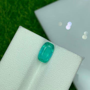 1 pcs Vert Émeraude - 1.37 ct - International Colored, Nieuw