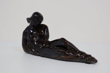A.K. - Beeld, Zittende vrouw - 14 cm - Aardewerk