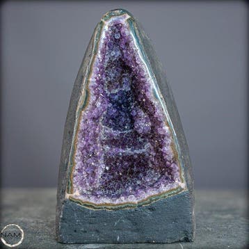 Natuurlijke amethist kristalkathedraal – diepviolette