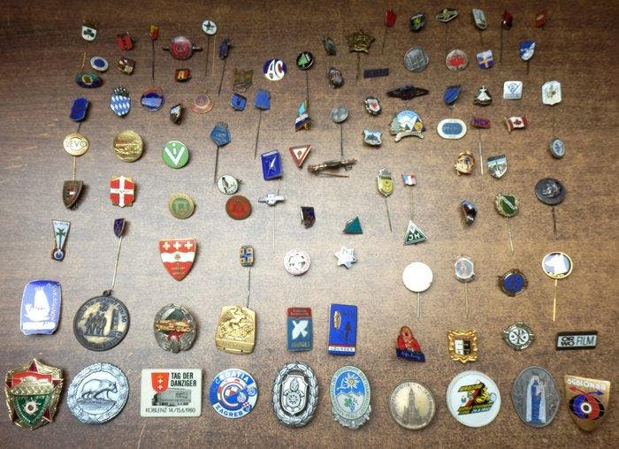 Draagspeld Vintage Verzameling van 100 badges, knopen, Antiek en Kunst, Antiek | Speelgoed