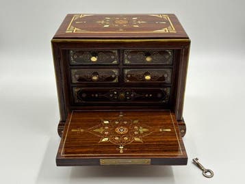 Kist - Juwelenkist van hout, ingelegd met parelmoer en, Antiek en Kunst