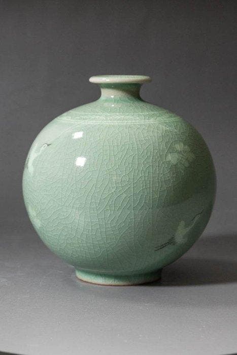 Vase céladon coréen à bourgeons avec motif de grue -, Antiquités & Art, Antiquités | Autres Antiquités