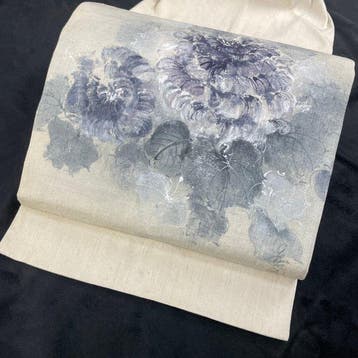 Zijde Nagoya-obi met zilveren bloemmotief-arabeske, in doos