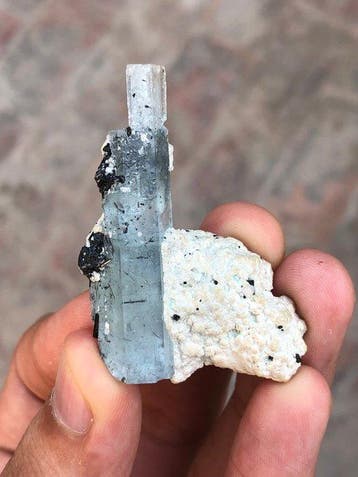 Blauwe aquamarijnkristal met terminale uiteinden, met schorl, Verzamelen, Mineralen en Fossielen