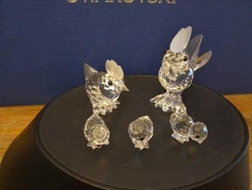 Swarovski - Beeldje - Haan ,hen en 3 spelende kuikens -