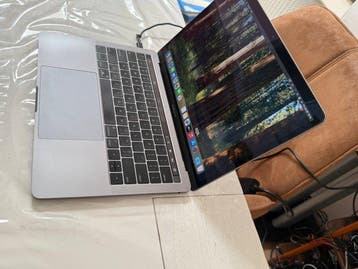 Apple MacBook Pro 13, QuadCore i5, 16GB RAM, 251GB NVMe -