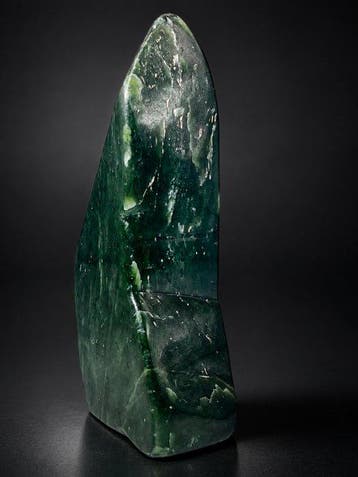 Het elegante nefrietjade beeldhouwwerk – Diepgroene Natural
