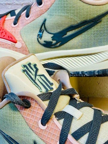 Nike - X Kyrie Irving 4 Pale Coral P45,5 - Sneakers - Maat:, Nieuw