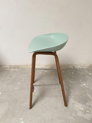 HAY Aas32 Barkruk 75cm Gelakt Walnoot Onderstel Pastel Green, Verzenden, Zo goed als nieuw, Hout, 60 tot 90 cm