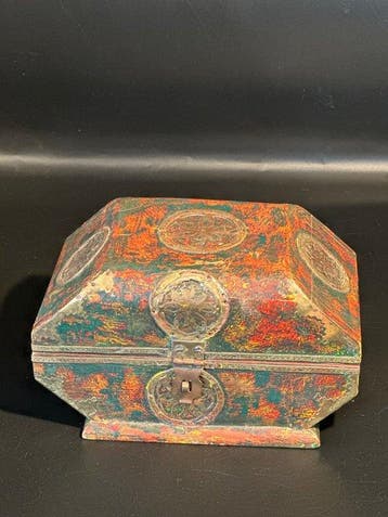 Coffret indien vintage en bois polychrome et laiton repoussé