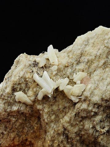 ALPINO, Zeldzame roze fluoriet met laumontiet, Italië