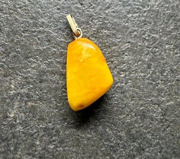 Ancien pendentif avec une pierre en ambre baltique
