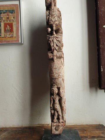 Makara, mythisch monster, en een man met een pauw. - Hout -