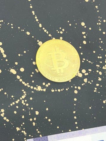 WhyCreationz (XX-XXI) - Golden Legoman Bitcoin Splash